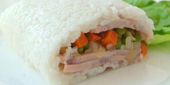 Рисовый рулет с овощами и ветчиной