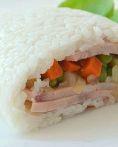 Рисовый рулет с овощами и ветчиной
