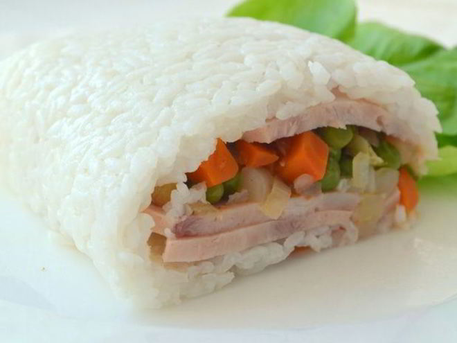 Рецепт рисового рулета с овощами и ветчиной