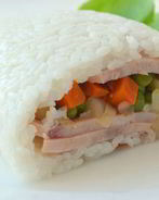 Рисовый рулет с овощами и ветчиной