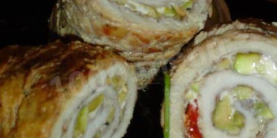 Рулет из грудинки с фисташками