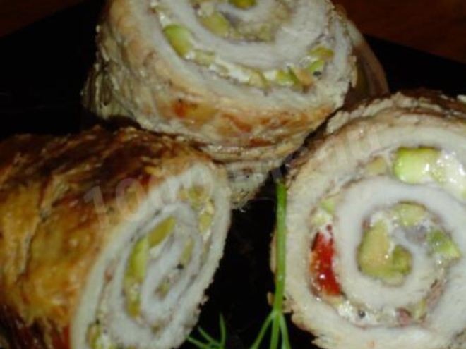 Рецепт рулета из грудинки с фисташками