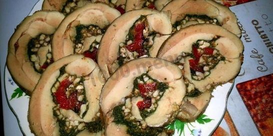Рулет из индейки со шпинатом и орехами