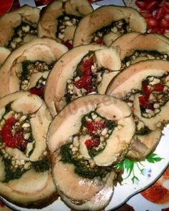 Рулет из индейки со шпинатом и орехами