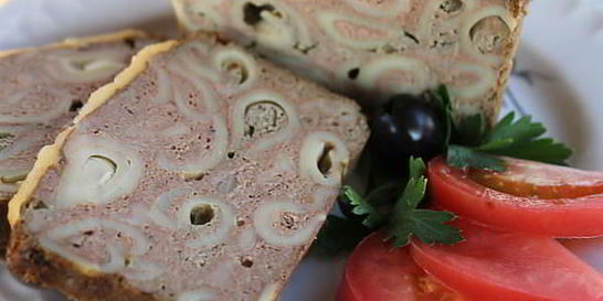 Рулет из куриной печени с макаронами