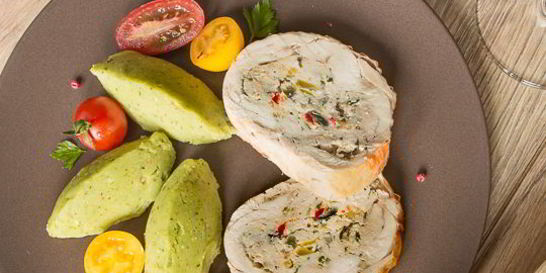 Рулет из курицы с рататуем