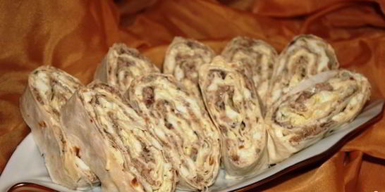 Рулет из лаваша с сайрой