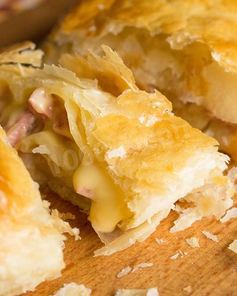 Рулет из слоеного теста с колбасой