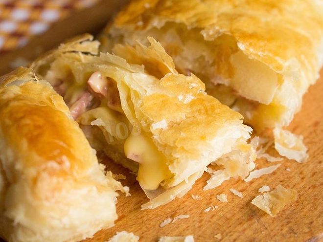 Рецепт рулета из слоеного теста с колбасой