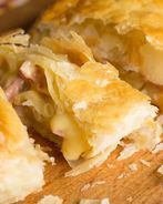 Рулет из слоеного теста с колбасой