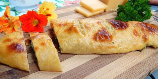 Рулет из слоеного теста с сыром