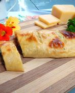 Рулет из слоеного теста с сыром