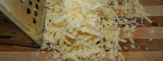 рулет из слоеного теста с сыром. Шаг 11