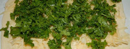 рулет из слоеного теста с сыром. Шаг 14