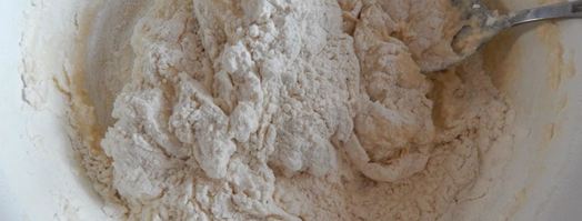 рулет из слоеного теста с сыром. Шаг 4