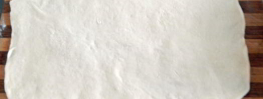 рулет из слоеного теста с сыром. Шаг 7