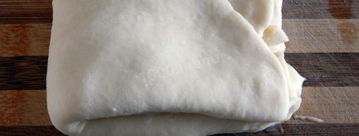 рулет из слоеного теста с сыром. Шаг 9