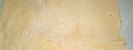 рулет из слоеного теста с сыром. Шаг 10