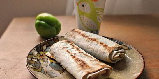 Рулет из сулугуни с зеленью