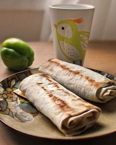 Рулет из сулугуни с зеленью