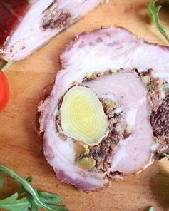 Рулет из свинины с вяленой брусникой и пореем