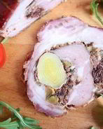 Рулет из свинины с вяленой брусникой и пореем