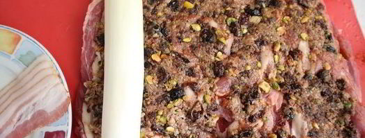 рулет из свинины с вяленой брусникой и пореем. Шаг 12