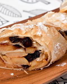 Рулет из теста фило с айвой