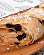 Рулет из теста фило с айвой