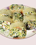 Рулет из тонкого лаваша с крабовыми палочками и огурцом