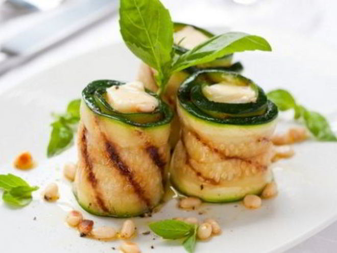 Рецепт рулета из цукини с творожным сыром