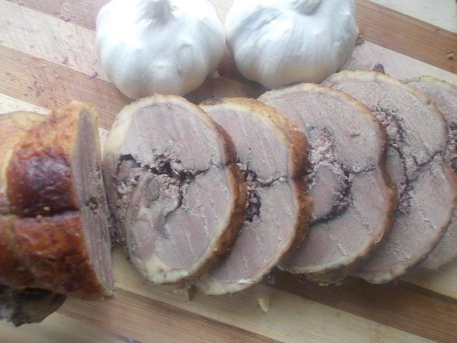 Рецепт рулета из утки с финиками и орехами