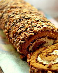 Рулет медовый с карамелью и арахисом