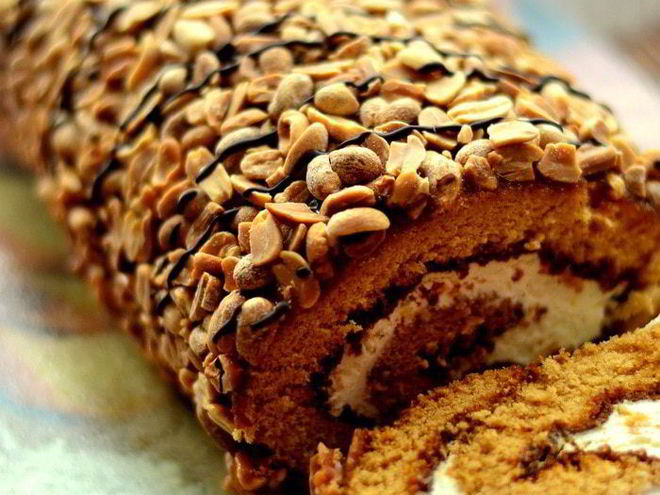 Рецепт рулета медового с карамелью и арахисом