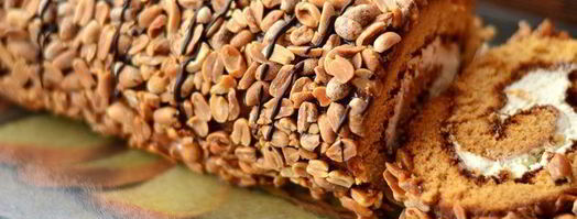 рулет медовый с карамелью и арахисом. Шаг 24