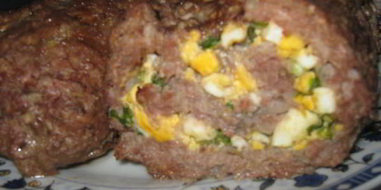 Рулет мясной с луком и яйцом