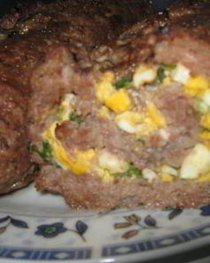 Рулет мясной с луком и яйцом