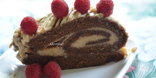 Рулет шоколадный с арахисовой пастой