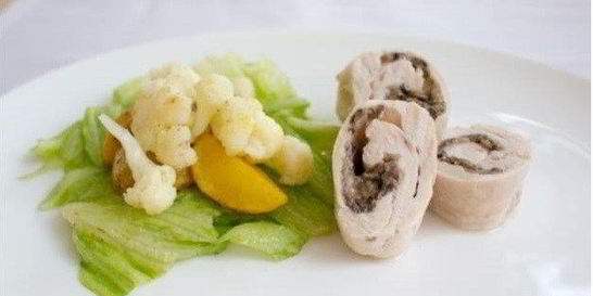 Рулетик из филе индейки с черносливом