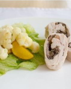 Рулетик из филе индейки с черносливом