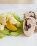 Рулетик из филе индейки с черносливом