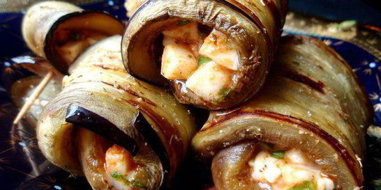 Рулетики из баклажана с моцареллой и соусом песто