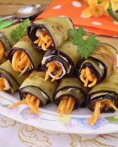 Рулетики из баклажанов с морковкой и чесноком