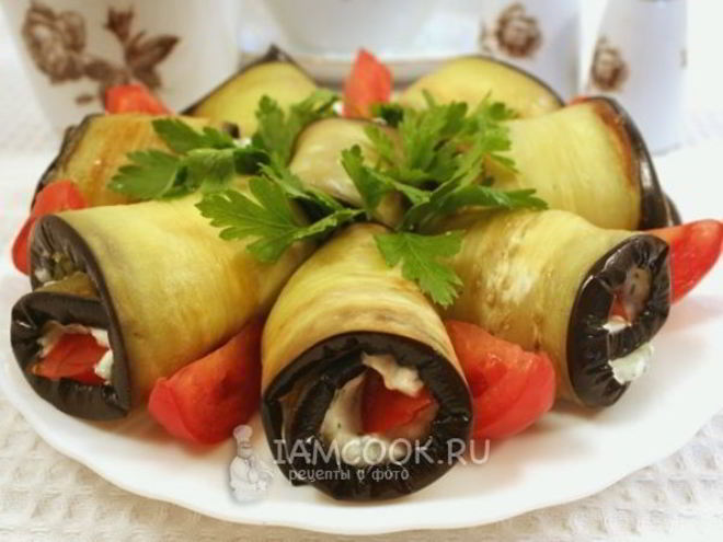 Рецепт рулетиков из баклажанов с помидорами и сыром фета