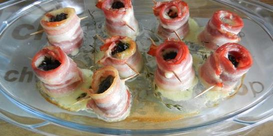 Рулетики из бекона с черносливом