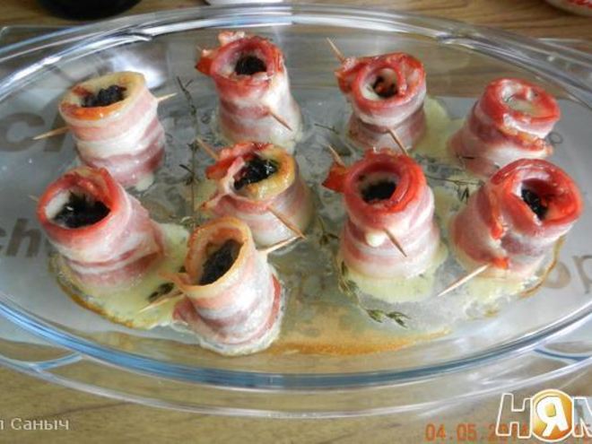 Рецепт рулетиков из бекона с черносливом