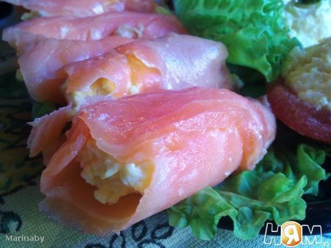Рецепт рулетиков из форели с сырным салатом