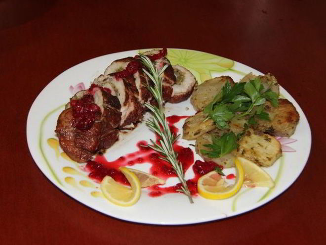 Рецепт рулетиков из индейки под бруснично-клюквенным соусом