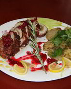 Рулетики из индейки под бруснично-клюквенным соусом