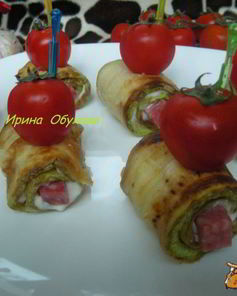 Рулетики из кабачка с колбасой и помидоркой черри